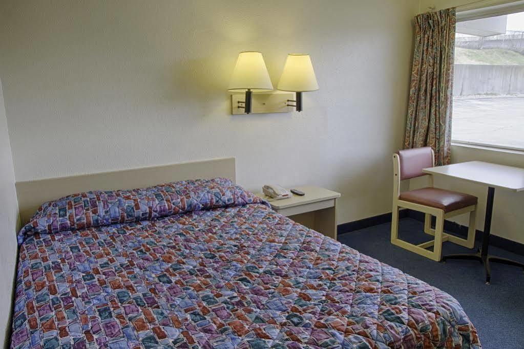 ซูเปอร์ 8 บาย วินด์แฮม ฟลอเรนซ์ Hotel ภายนอก รูปภาพ
